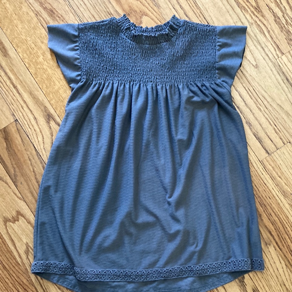 Women’s sleeveless smocked top size small